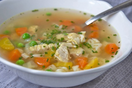 Gemüse-Hühnersuppe