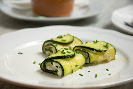 Zucchinirollen mit Hüttenkäse