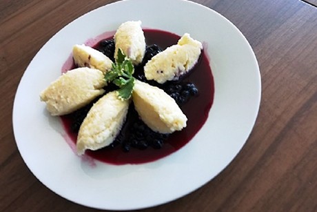 Topfennockerl mit Waldheidelbeeren