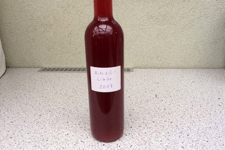 Angesetzter Ribisellikör