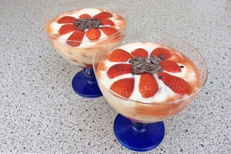 Feine Topfencreme mit Erdbeeren