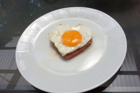 Chilileberkäse mit Spiegelei