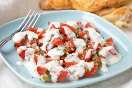 Tomaten mit Sauerrahmdressing