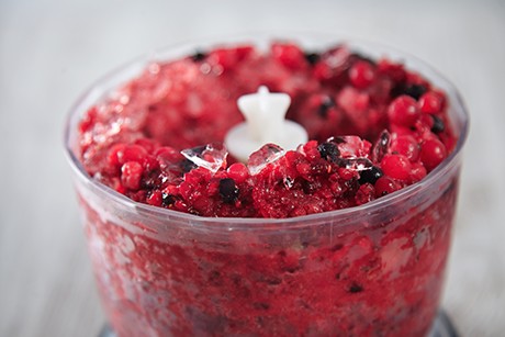 Roter Früchte-Smoothie mit Eis