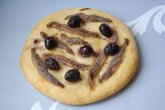 Pizza mit Sardellen