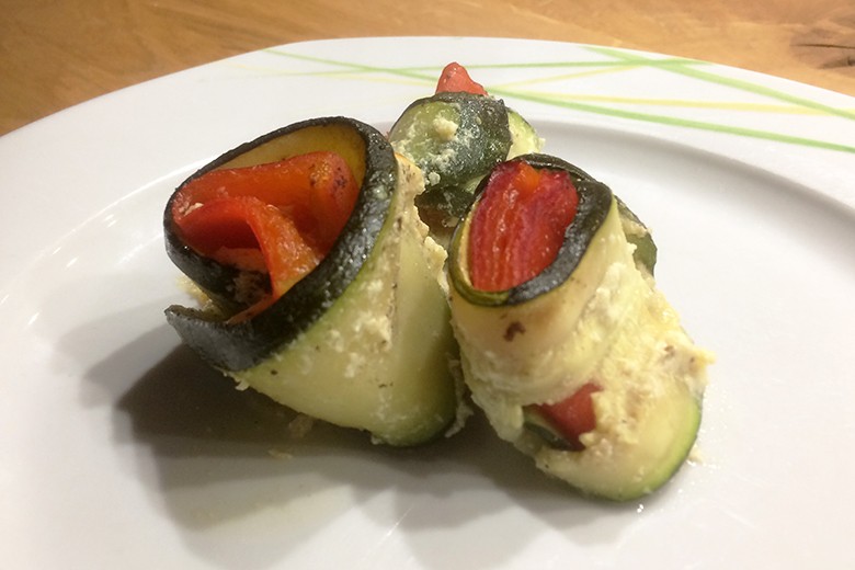 Zucchini-Röllchen in Käsesauce