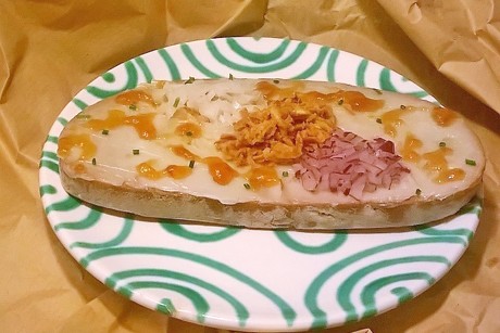 Schnittlauchbratlfett auf Bauernbrot mit dreierlei Zwiebeln