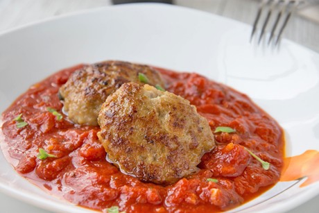 Pfeffer-Fleischlaibchen auf Tomatenragout