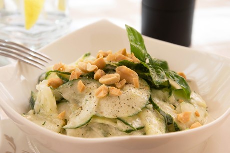 Gurkensalat mit Erdnussdressing