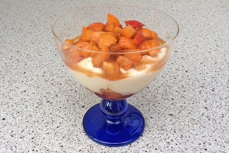 Joghurtcreme mit marinierten Marillen