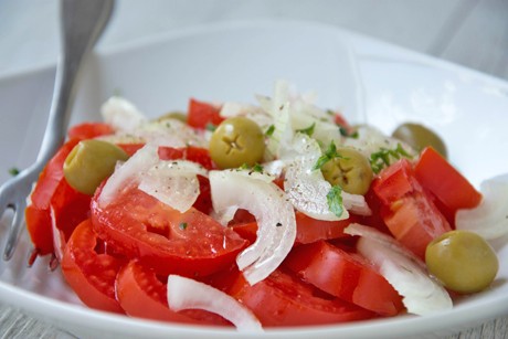 Tomaten-Olivensalat