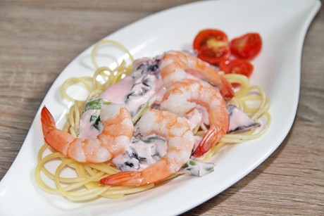 Spaghetti mit kalter Mangold - Parmesan - Creme und Garnelen