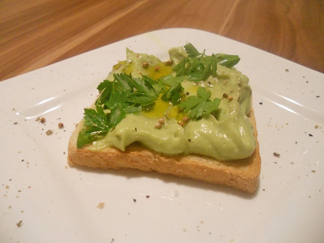 Avocado und Koriander-Toast