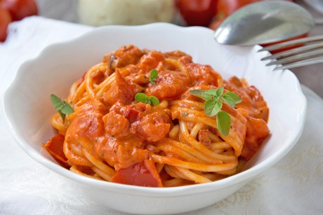 Pikante Spaghetti in Fleischtomaten