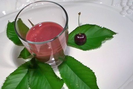 Kirschen-Smoothie mit Kardamom