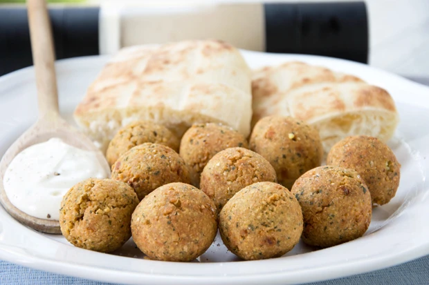 Falafels aus Bohnen und Kr&auml;utern