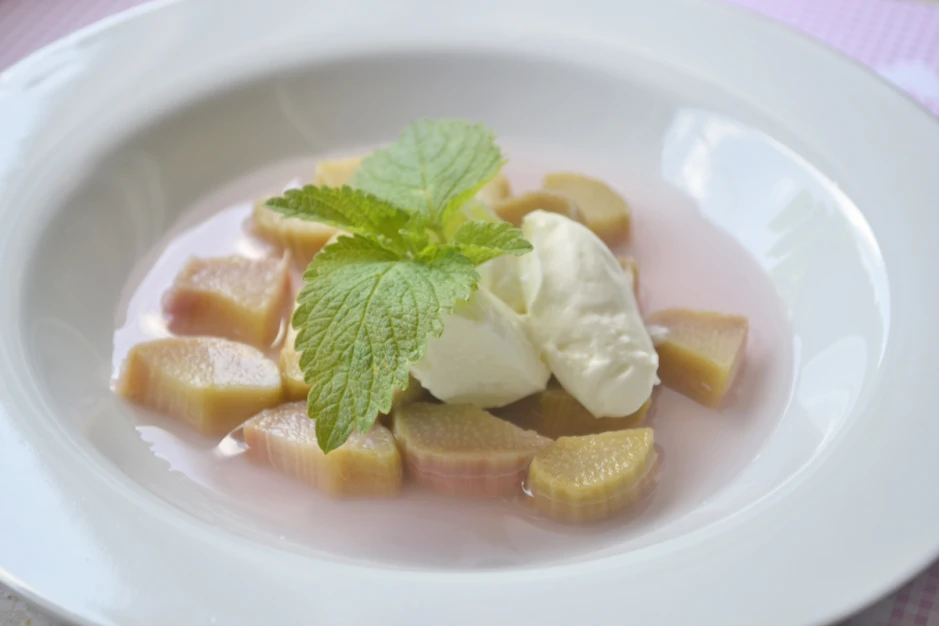 Rhabarber in Rosenwasser pochiert
