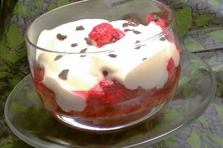 Himbeeren-Waldmeister-Dessert