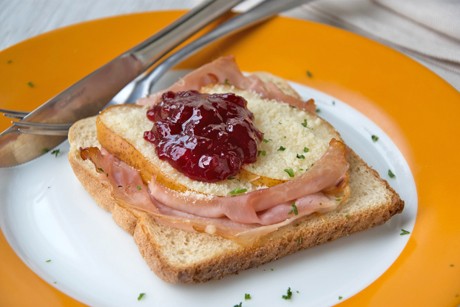 Toast mit Birne und Schinken