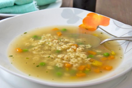 Schnelle Nudel-Gemüsesuppe