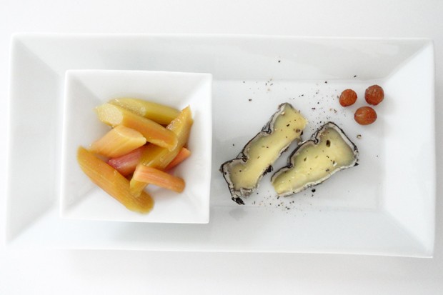 Rhabarber mit Rosinen und Brie