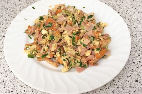 Eierschwammerl mit Ei und Schinken