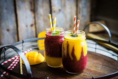 Frucht-Smoothie mit Mango und Beeren