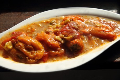 Gefüllte Mini-Paprika in mexikanischer Sauce