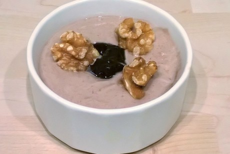 Zwetschkenjoghurt mit Walnüssen