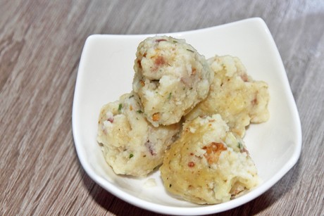 Grießknödel mit Eierschwammerl und Speck