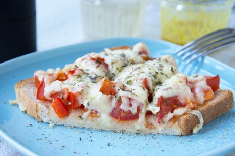 Toast mit Käse überbacken