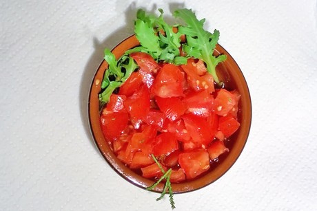 Tomatensalat mit Olivenkraut