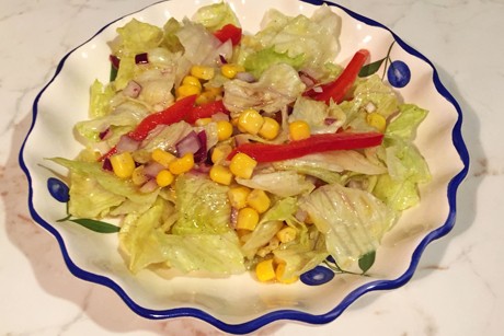 Gemischter Eisbergsalat
