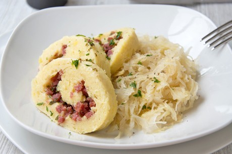 Wurstrolle mit Kartoffelteig