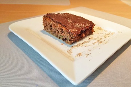Zucchinikuchen mit Walnüssen