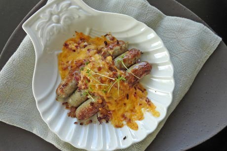 Würstchen - Gratin mit Zwiebel und Cheddar