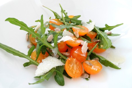 Rucolasalat mit Cherryparadeisern und Parmesan