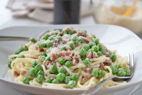 Schnelle Erbsen - Speck - Sauce