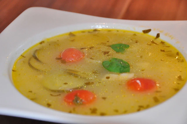 Seelachssuppe mit Zucchini