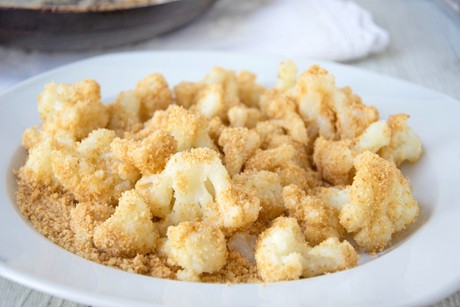 Brösel-Karfiol mit Salat