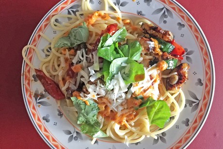 Spaghetti mit Gemüse und rotem Pesto