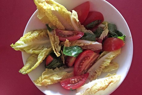 Salatherzen mit Basilikum und Cocktailtomaten