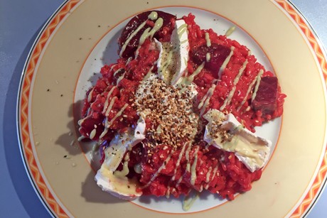 Rotes Rüben Risotto mit Brie