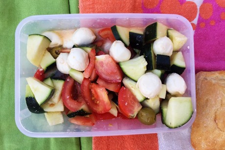 Mediterraner Sommersalat mit Mozzarella und Oliven