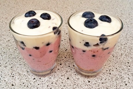 Heidelbeer-Schicht-Dessert