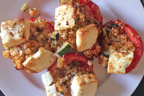Gratinierte Tomaten mit Feta, Couscous und Zucchini
