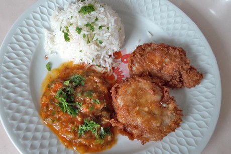 Gebackene Schweinsmedaillons in Parmesanteig
