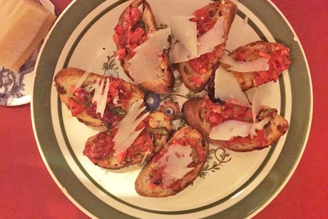 Bruschetta mit Tomaten und Grana