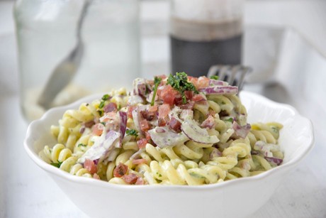 Nudelsalat mit Zwiebel, Speck und Blue-Cheese-Dressing