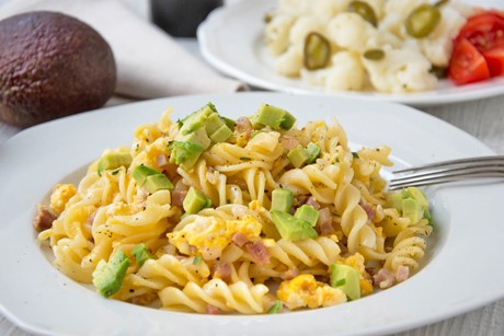 Gebratene Nudeln mit Avocado, Speck und Ei